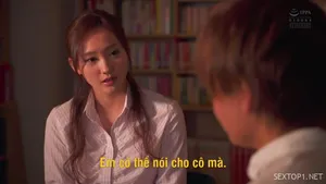 Một tay súng bắn tỉa trong nhà vệ sinh đã lẻn vào nhà vệ sinh nữ trong một trung tâm mua sắm và quay phim khách hàng và nhân viên bán hàng đang đi tiểu.